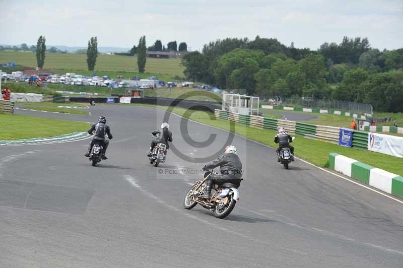 Mallory park Leicestershire;Mallory park photographs;Motorcycle action photographs;classic bikes;event digital images;eventdigitalimages;mallory park;no limits trackday;peter wileman photography;vintage bikes;vintage motorcycles;vmcc festival 1000 bikes