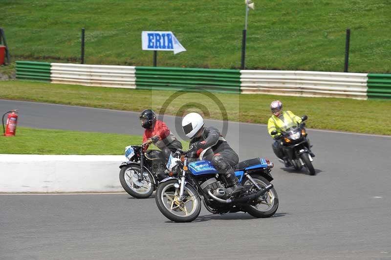 Mallory park Leicestershire;Mallory park photographs;Motorcycle action photographs;classic bikes;event digital images;eventdigitalimages;mallory park;no limits trackday;peter wileman photography;vintage bikes;vintage motorcycles;vmcc festival 1000 bikes