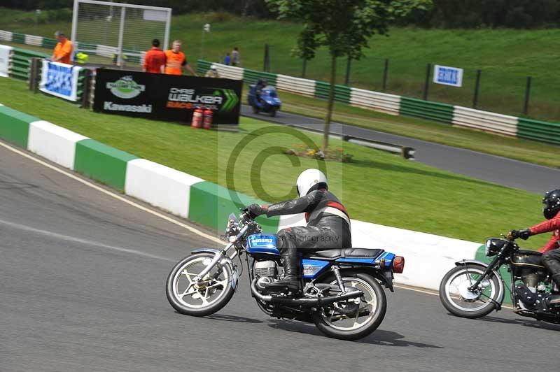 Mallory park Leicestershire;Mallory park photographs;Motorcycle action photographs;classic bikes;event digital images;eventdigitalimages;mallory park;no limits trackday;peter wileman photography;vintage bikes;vintage motorcycles;vmcc festival 1000 bikes