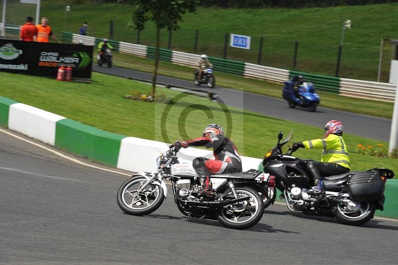 Mallory park Leicestershire;Mallory park photographs;Motorcycle action photographs;classic bikes;event digital images;eventdigitalimages;mallory park;no limits trackday;peter wileman photography;vintage bikes;vintage motorcycles;vmcc festival 1000 bikes