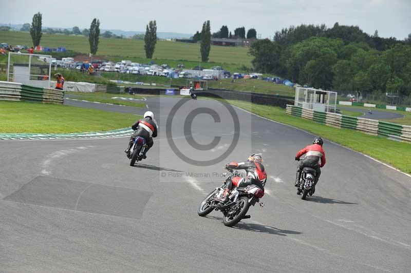 Mallory park Leicestershire;Mallory park photographs;Motorcycle action photographs;classic bikes;event digital images;eventdigitalimages;mallory park;no limits trackday;peter wileman photography;vintage bikes;vintage motorcycles;vmcc festival 1000 bikes