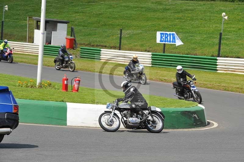 Mallory park Leicestershire;Mallory park photographs;Motorcycle action photographs;classic bikes;event digital images;eventdigitalimages;mallory park;no limits trackday;peter wileman photography;vintage bikes;vintage motorcycles;vmcc festival 1000 bikes