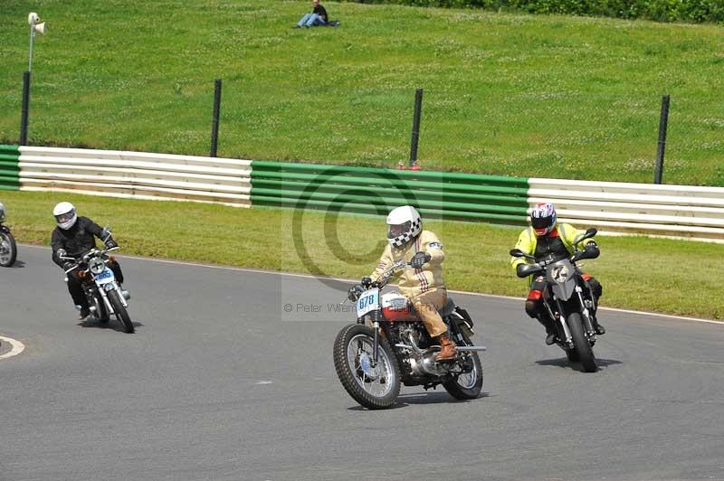 Mallory park Leicestershire;Mallory park photographs;Motorcycle action photographs;classic bikes;event digital images;eventdigitalimages;mallory park;no limits trackday;peter wileman photography;vintage bikes;vintage motorcycles;vmcc festival 1000 bikes