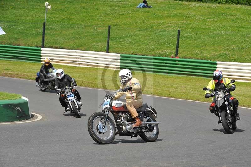 Mallory park Leicestershire;Mallory park photographs;Motorcycle action photographs;classic bikes;event digital images;eventdigitalimages;mallory park;no limits trackday;peter wileman photography;vintage bikes;vintage motorcycles;vmcc festival 1000 bikes