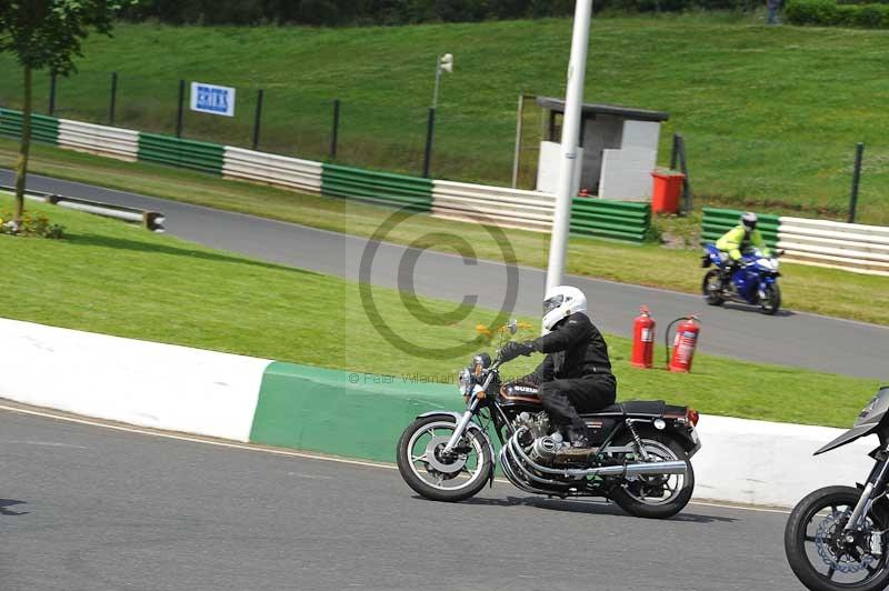 Mallory park Leicestershire;Mallory park photographs;Motorcycle action photographs;classic bikes;event digital images;eventdigitalimages;mallory park;no limits trackday;peter wileman photography;vintage bikes;vintage motorcycles;vmcc festival 1000 bikes