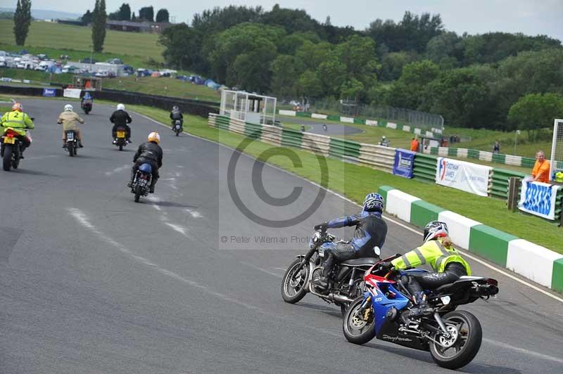 Mallory park Leicestershire;Mallory park photographs;Motorcycle action photographs;classic bikes;event digital images;eventdigitalimages;mallory park;no limits trackday;peter wileman photography;vintage bikes;vintage motorcycles;vmcc festival 1000 bikes