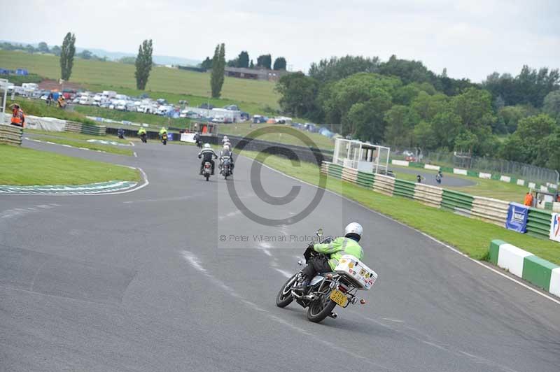 Mallory park Leicestershire;Mallory park photographs;Motorcycle action photographs;classic bikes;event digital images;eventdigitalimages;mallory park;no limits trackday;peter wileman photography;vintage bikes;vintage motorcycles;vmcc festival 1000 bikes