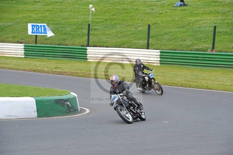 Mallory park Leicestershire;Mallory park photographs;Motorcycle action photographs;classic bikes;event digital images;eventdigitalimages;mallory park;no limits trackday;peter wileman photography;vintage bikes;vintage motorcycles;vmcc festival 1000 bikes