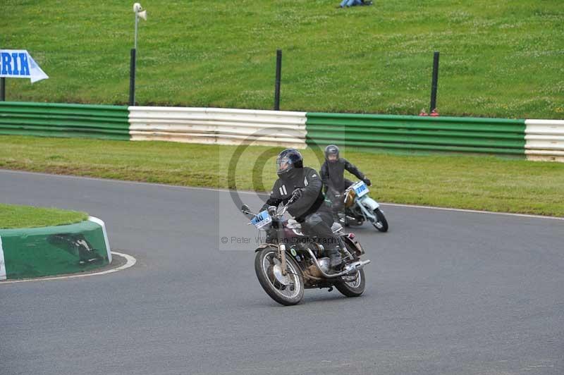 Mallory park Leicestershire;Mallory park photographs;Motorcycle action photographs;classic bikes;event digital images;eventdigitalimages;mallory park;no limits trackday;peter wileman photography;vintage bikes;vintage motorcycles;vmcc festival 1000 bikes