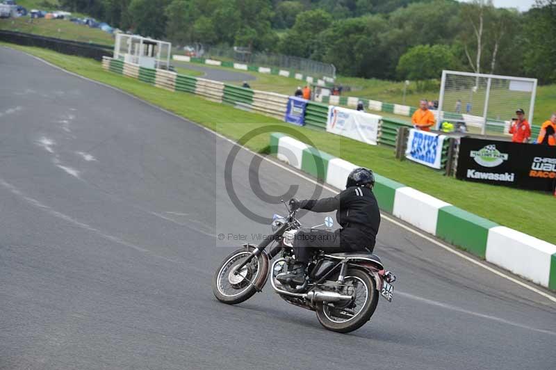 Mallory park Leicestershire;Mallory park photographs;Motorcycle action photographs;classic bikes;event digital images;eventdigitalimages;mallory park;no limits trackday;peter wileman photography;vintage bikes;vintage motorcycles;vmcc festival 1000 bikes