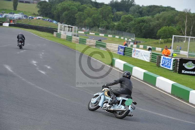 Mallory park Leicestershire;Mallory park photographs;Motorcycle action photographs;classic bikes;event digital images;eventdigitalimages;mallory park;no limits trackday;peter wileman photography;vintage bikes;vintage motorcycles;vmcc festival 1000 bikes