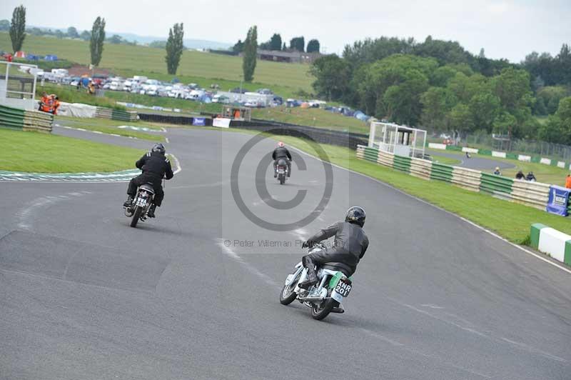 Mallory park Leicestershire;Mallory park photographs;Motorcycle action photographs;classic bikes;event digital images;eventdigitalimages;mallory park;no limits trackday;peter wileman photography;vintage bikes;vintage motorcycles;vmcc festival 1000 bikes