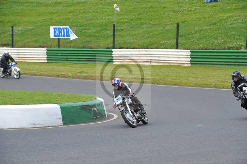 Mallory park Leicestershire;Mallory park photographs;Motorcycle action photographs;classic bikes;event digital images;eventdigitalimages;mallory park;no limits trackday;peter wileman photography;vintage bikes;vintage motorcycles;vmcc festival 1000 bikes