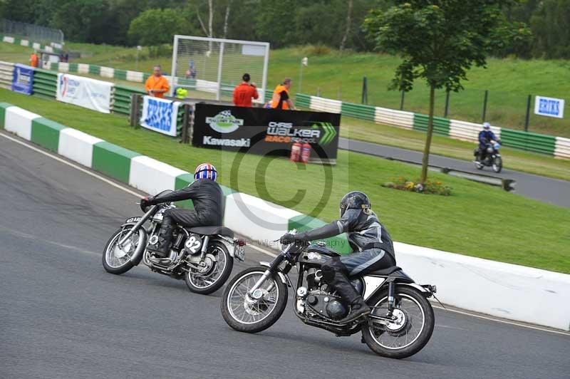 Mallory park Leicestershire;Mallory park photographs;Motorcycle action photographs;classic bikes;event digital images;eventdigitalimages;mallory park;no limits trackday;peter wileman photography;vintage bikes;vintage motorcycles;vmcc festival 1000 bikes