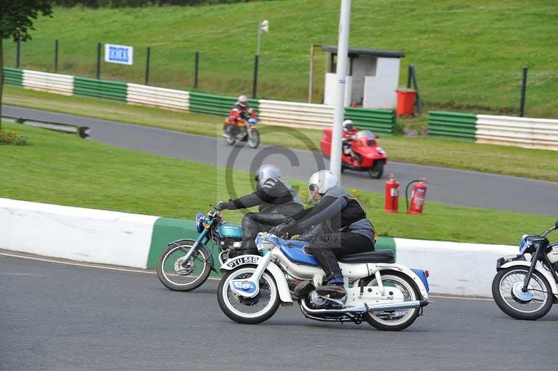 Mallory park Leicestershire;Mallory park photographs;Motorcycle action photographs;classic bikes;event digital images;eventdigitalimages;mallory park;no limits trackday;peter wileman photography;vintage bikes;vintage motorcycles;vmcc festival 1000 bikes