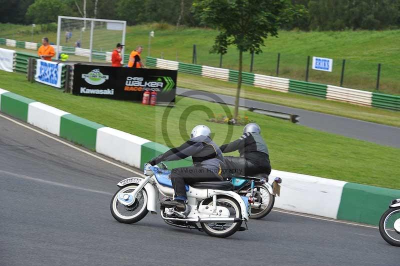 Mallory park Leicestershire;Mallory park photographs;Motorcycle action photographs;classic bikes;event digital images;eventdigitalimages;mallory park;no limits trackday;peter wileman photography;vintage bikes;vintage motorcycles;vmcc festival 1000 bikes