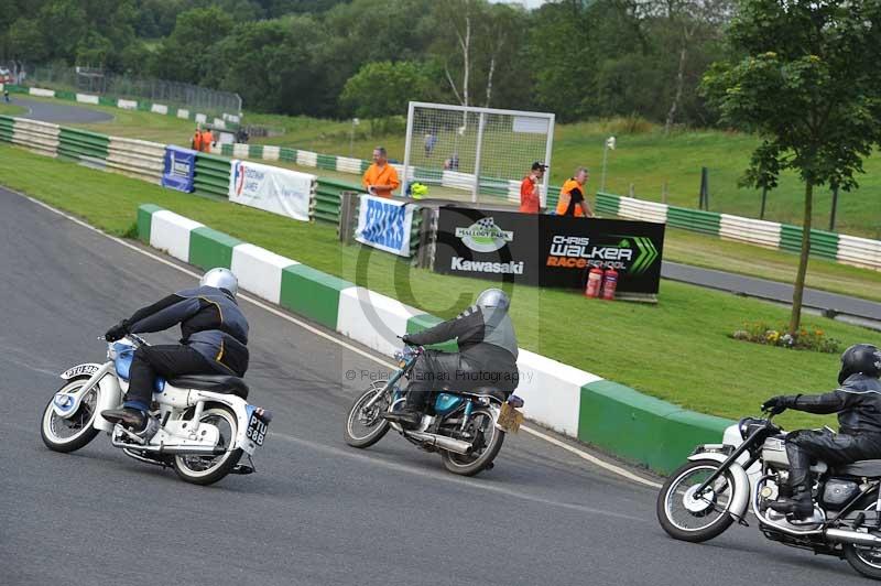 Mallory park Leicestershire;Mallory park photographs;Motorcycle action photographs;classic bikes;event digital images;eventdigitalimages;mallory park;no limits trackday;peter wileman photography;vintage bikes;vintage motorcycles;vmcc festival 1000 bikes