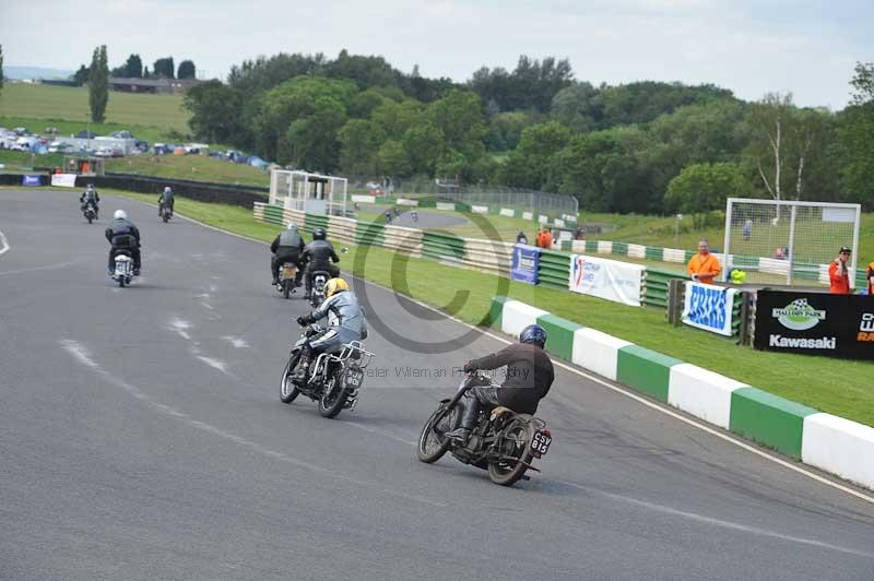 Mallory park Leicestershire;Mallory park photographs;Motorcycle action photographs;classic bikes;event digital images;eventdigitalimages;mallory park;no limits trackday;peter wileman photography;vintage bikes;vintage motorcycles;vmcc festival 1000 bikes