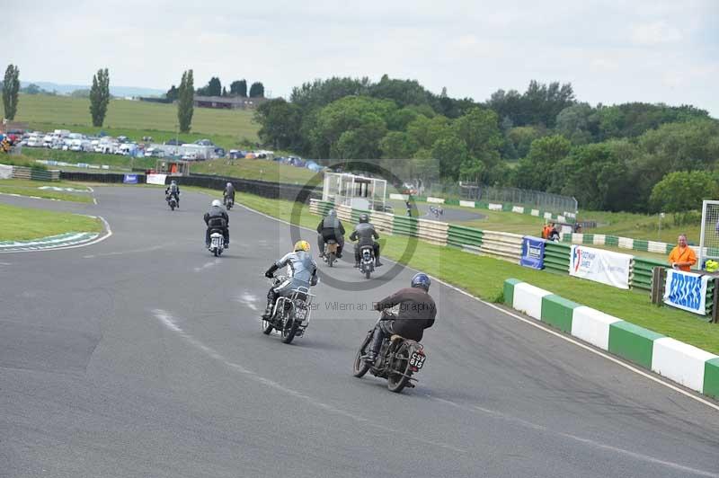 Mallory park Leicestershire;Mallory park photographs;Motorcycle action photographs;classic bikes;event digital images;eventdigitalimages;mallory park;no limits trackday;peter wileman photography;vintage bikes;vintage motorcycles;vmcc festival 1000 bikes