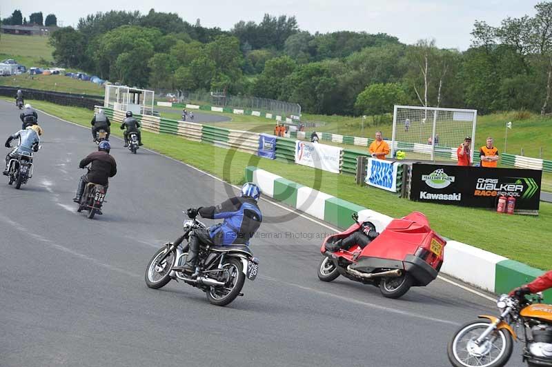 Mallory park Leicestershire;Mallory park photographs;Motorcycle action photographs;classic bikes;event digital images;eventdigitalimages;mallory park;no limits trackday;peter wileman photography;vintage bikes;vintage motorcycles;vmcc festival 1000 bikes