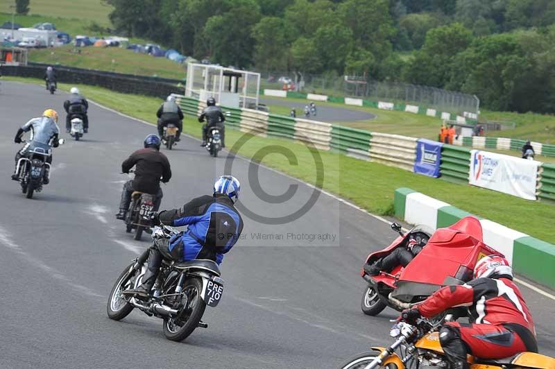 Mallory park Leicestershire;Mallory park photographs;Motorcycle action photographs;classic bikes;event digital images;eventdigitalimages;mallory park;no limits trackday;peter wileman photography;vintage bikes;vintage motorcycles;vmcc festival 1000 bikes