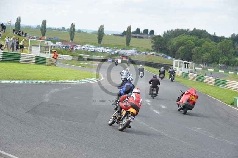 Mallory park Leicestershire;Mallory park photographs;Motorcycle action photographs;classic bikes;event digital images;eventdigitalimages;mallory park;no limits trackday;peter wileman photography;vintage bikes;vintage motorcycles;vmcc festival 1000 bikes