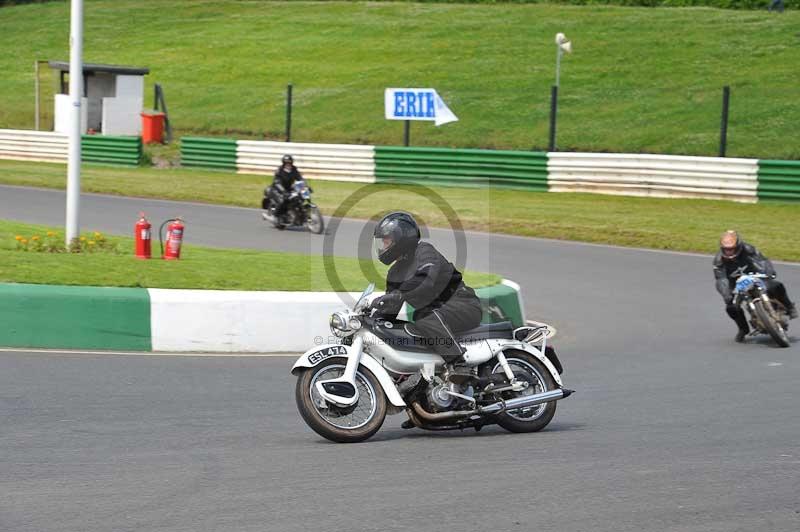 Mallory park Leicestershire;Mallory park photographs;Motorcycle action photographs;classic bikes;event digital images;eventdigitalimages;mallory park;no limits trackday;peter wileman photography;vintage bikes;vintage motorcycles;vmcc festival 1000 bikes