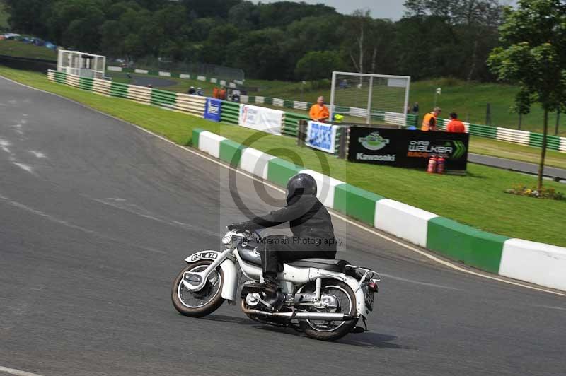 Mallory park Leicestershire;Mallory park photographs;Motorcycle action photographs;classic bikes;event digital images;eventdigitalimages;mallory park;no limits trackday;peter wileman photography;vintage bikes;vintage motorcycles;vmcc festival 1000 bikes