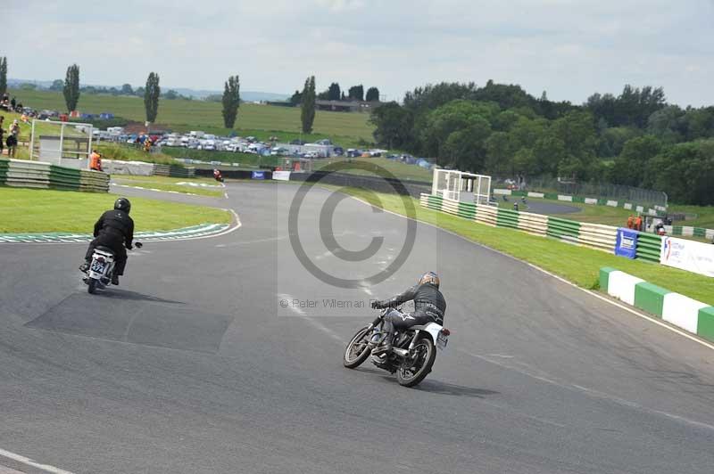 Mallory park Leicestershire;Mallory park photographs;Motorcycle action photographs;classic bikes;event digital images;eventdigitalimages;mallory park;no limits trackday;peter wileman photography;vintage bikes;vintage motorcycles;vmcc festival 1000 bikes