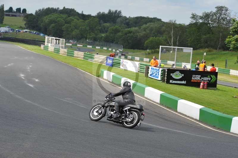 Mallory park Leicestershire;Mallory park photographs;Motorcycle action photographs;classic bikes;event digital images;eventdigitalimages;mallory park;no limits trackday;peter wileman photography;vintage bikes;vintage motorcycles;vmcc festival 1000 bikes