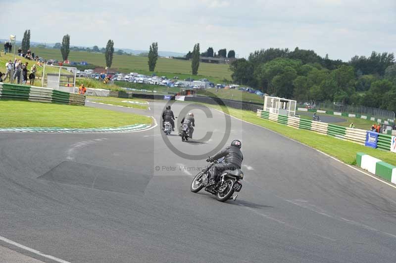 Mallory park Leicestershire;Mallory park photographs;Motorcycle action photographs;classic bikes;event digital images;eventdigitalimages;mallory park;no limits trackday;peter wileman photography;vintage bikes;vintage motorcycles;vmcc festival 1000 bikes