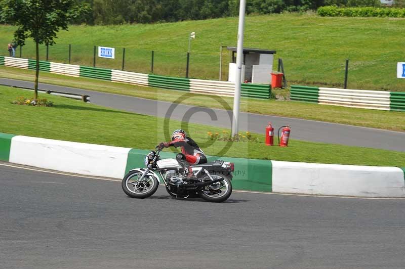 Mallory park Leicestershire;Mallory park photographs;Motorcycle action photographs;classic bikes;event digital images;eventdigitalimages;mallory park;no limits trackday;peter wileman photography;vintage bikes;vintage motorcycles;vmcc festival 1000 bikes