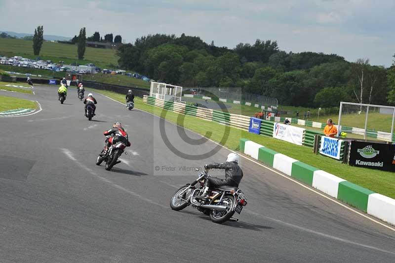 Mallory park Leicestershire;Mallory park photographs;Motorcycle action photographs;classic bikes;event digital images;eventdigitalimages;mallory park;no limits trackday;peter wileman photography;vintage bikes;vintage motorcycles;vmcc festival 1000 bikes