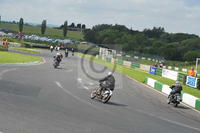 Mallory park Leicestershire;Mallory park photographs;Motorcycle action photographs;classic bikes;event digital images;eventdigitalimages;mallory park;no limits trackday;peter wileman photography;vintage bikes;vintage motorcycles;vmcc festival 1000 bikes