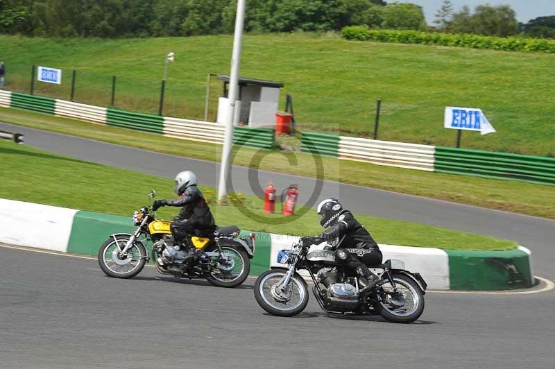 Mallory park Leicestershire;Mallory park photographs;Motorcycle action photographs;classic bikes;event digital images;eventdigitalimages;mallory park;no limits trackday;peter wileman photography;vintage bikes;vintage motorcycles;vmcc festival 1000 bikes