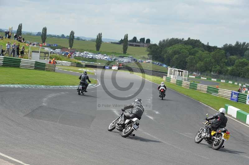 Mallory park Leicestershire;Mallory park photographs;Motorcycle action photographs;classic bikes;event digital images;eventdigitalimages;mallory park;no limits trackday;peter wileman photography;vintage bikes;vintage motorcycles;vmcc festival 1000 bikes