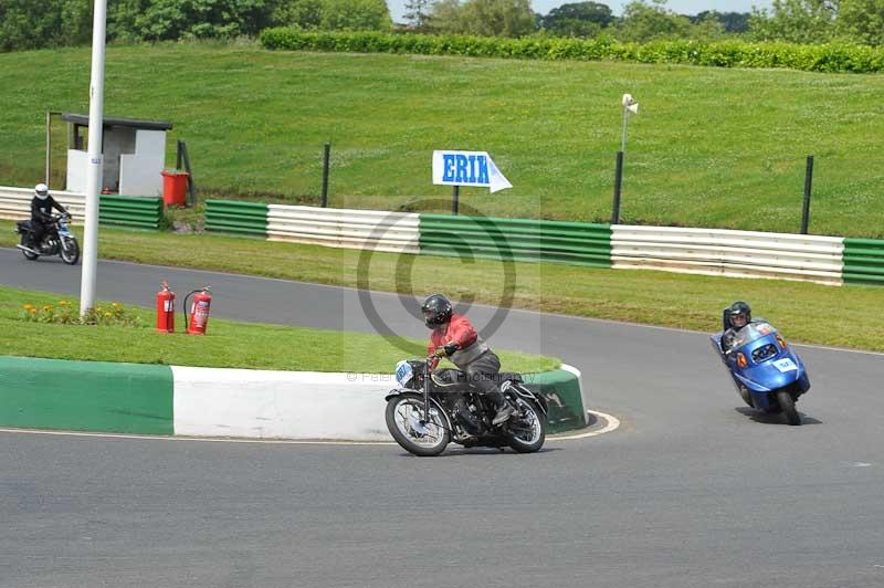 Mallory park Leicestershire;Mallory park photographs;Motorcycle action photographs;classic bikes;event digital images;eventdigitalimages;mallory park;no limits trackday;peter wileman photography;vintage bikes;vintage motorcycles;vmcc festival 1000 bikes