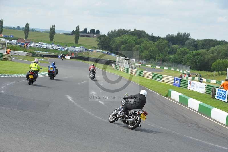 Mallory park Leicestershire;Mallory park photographs;Motorcycle action photographs;classic bikes;event digital images;eventdigitalimages;mallory park;no limits trackday;peter wileman photography;vintage bikes;vintage motorcycles;vmcc festival 1000 bikes