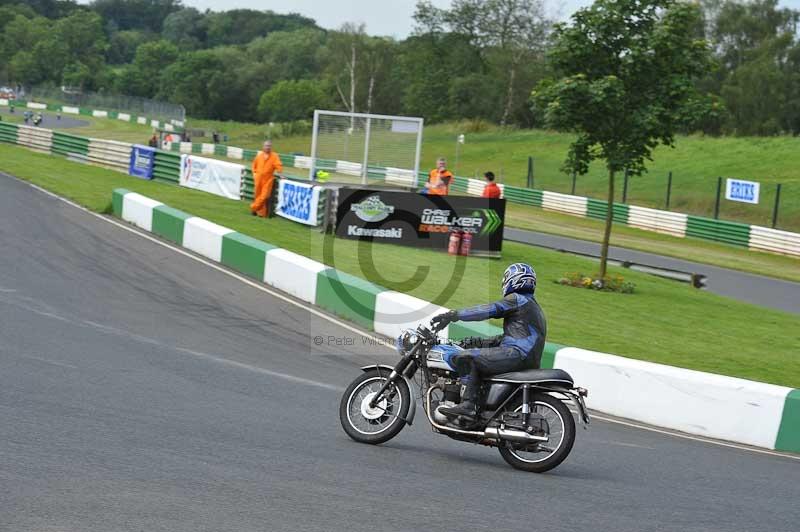 Mallory park Leicestershire;Mallory park photographs;Motorcycle action photographs;classic bikes;event digital images;eventdigitalimages;mallory park;no limits trackday;peter wileman photography;vintage bikes;vintage motorcycles;vmcc festival 1000 bikes