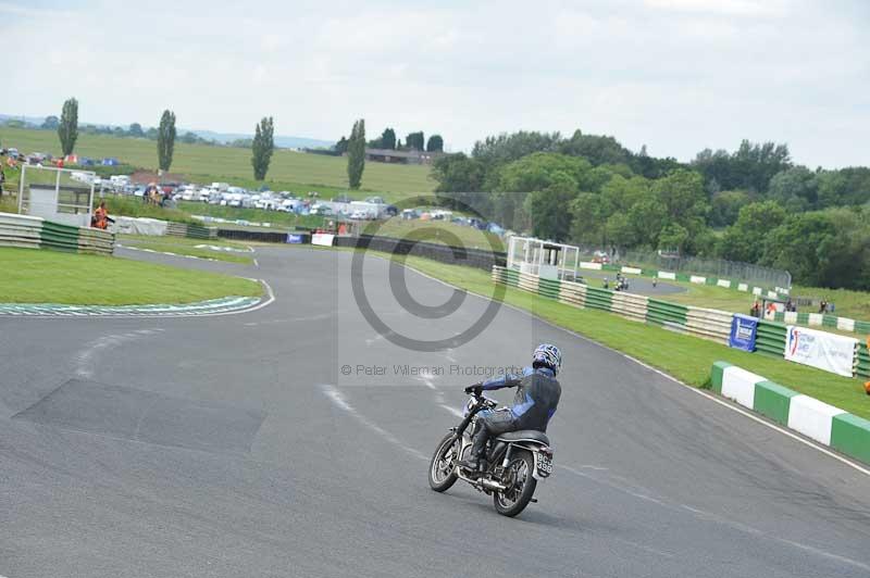 Mallory park Leicestershire;Mallory park photographs;Motorcycle action photographs;classic bikes;event digital images;eventdigitalimages;mallory park;no limits trackday;peter wileman photography;vintage bikes;vintage motorcycles;vmcc festival 1000 bikes