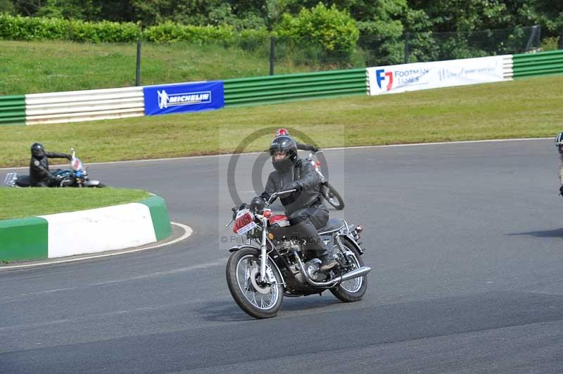 Mallory park Leicestershire;Mallory park photographs;Motorcycle action photographs;Rockingham;Rockingham photographs;Trackday digital images;classic bikes;event digital images;eventdigitalimages;mallory park;no limits trackday;peter wileman photography;rockingham corby northamptonshire;trackday;trackday photos;vintage bikes;vintage motorcycles;vmcc festival 1000 bikes