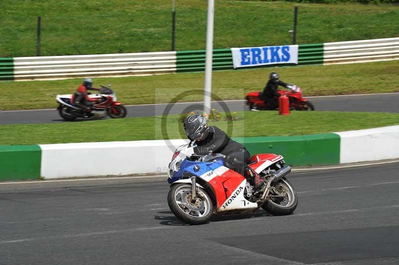 Mallory park Leicestershire;Mallory park photographs;Motorcycle action photographs;Rockingham;Rockingham photographs;Trackday digital images;classic bikes;event digital images;eventdigitalimages;mallory park;no limits trackday;peter wileman photography;rockingham corby northamptonshire;trackday;trackday photos;vintage bikes;vintage motorcycles;vmcc festival 1000 bikes