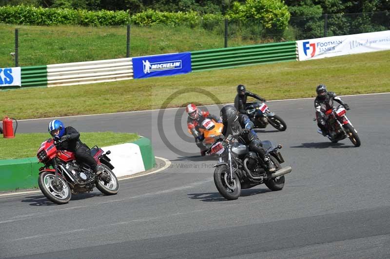 Mallory park Leicestershire;Mallory park photographs;Motorcycle action photographs;Rockingham;Rockingham photographs;Trackday digital images;classic bikes;event digital images;eventdigitalimages;mallory park;no limits trackday;peter wileman photography;rockingham corby northamptonshire;trackday;trackday photos;vintage bikes;vintage motorcycles;vmcc festival 1000 bikes