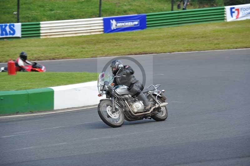 Mallory park Leicestershire;Mallory park photographs;Motorcycle action photographs;Rockingham;Rockingham photographs;Trackday digital images;classic bikes;event digital images;eventdigitalimages;mallory park;no limits trackday;peter wileman photography;rockingham corby northamptonshire;trackday;trackday photos;vintage bikes;vintage motorcycles;vmcc festival 1000 bikes