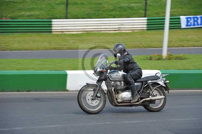 Mallory park Leicestershire;Mallory park photographs;Motorcycle action photographs;Rockingham;Rockingham photographs;Trackday digital images;classic bikes;event digital images;eventdigitalimages;mallory park;no limits trackday;peter wileman photography;rockingham corby northamptonshire;trackday;trackday photos;vintage bikes;vintage motorcycles;vmcc festival 1000 bikes