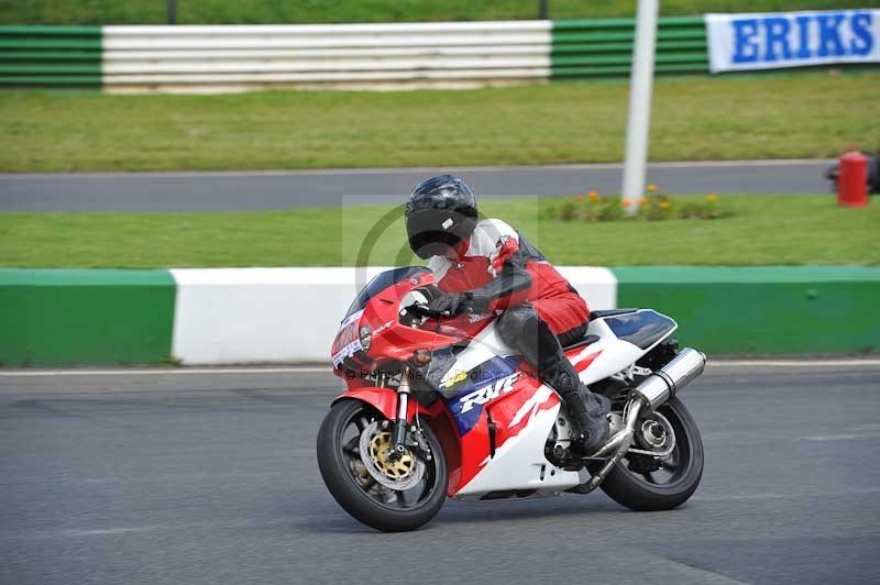 Mallory park Leicestershire;Mallory park photographs;Motorcycle action photographs;Rockingham;Rockingham photographs;Trackday digital images;classic bikes;event digital images;eventdigitalimages;mallory park;no limits trackday;peter wileman photography;rockingham corby northamptonshire;trackday;trackday photos;vintage bikes;vintage motorcycles;vmcc festival 1000 bikes