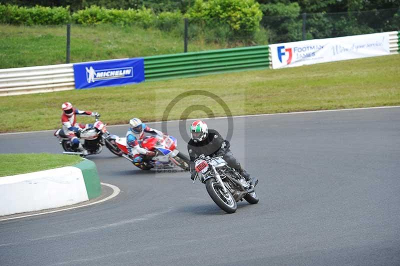 Mallory park Leicestershire;Mallory park photographs;Motorcycle action photographs;Rockingham;Rockingham photographs;Trackday digital images;classic bikes;event digital images;eventdigitalimages;mallory park;no limits trackday;peter wileman photography;rockingham corby northamptonshire;trackday;trackday photos;vintage bikes;vintage motorcycles;vmcc festival 1000 bikes