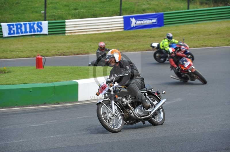 Mallory park Leicestershire;Mallory park photographs;Motorcycle action photographs;Rockingham;Rockingham photographs;Trackday digital images;classic bikes;event digital images;eventdigitalimages;mallory park;no limits trackday;peter wileman photography;rockingham corby northamptonshire;trackday;trackday photos;vintage bikes;vintage motorcycles;vmcc festival 1000 bikes