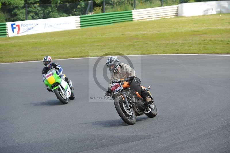 Mallory park Leicestershire;Mallory park photographs;Motorcycle action photographs;Rockingham;Rockingham photographs;Trackday digital images;classic bikes;event digital images;eventdigitalimages;mallory park;no limits trackday;peter wileman photography;rockingham corby northamptonshire;trackday;trackday photos;vintage bikes;vintage motorcycles;vmcc festival 1000 bikes