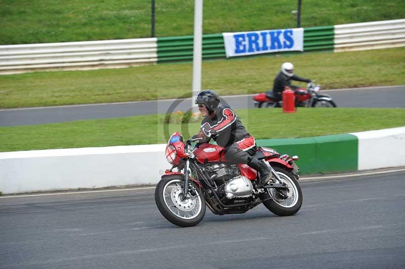 Mallory park Leicestershire;Mallory park photographs;Motorcycle action photographs;Rockingham;Rockingham photographs;Trackday digital images;classic bikes;event digital images;eventdigitalimages;mallory park;no limits trackday;peter wileman photography;rockingham corby northamptonshire;trackday;trackday photos;vintage bikes;vintage motorcycles;vmcc festival 1000 bikes